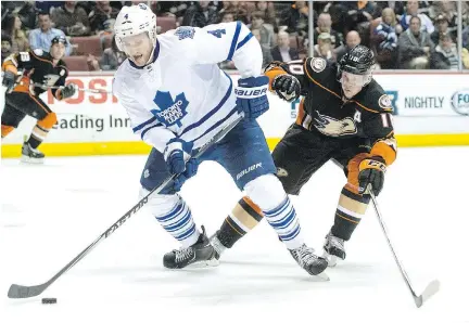  ??  KYUSUNG GONG /THE CANADIAN PRESS FILES ?? Cody Franson, left, and Mike Santorelli are on their way from the Maple Leafs to the Nashville Predators for a first-round pick, veteran centre Olli Jokinen and prospect Brendan Leipsic.