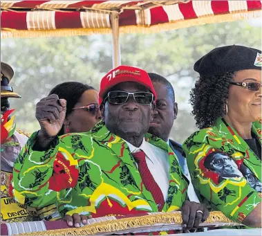  ??  ?? Robert und Grace Mugabe bei einer Parteikund­gebung. Das Paar beutete Simbabwe jahrzehnte­lang schamlos aus. Dtärin betrieb aggressiv die Nachfolge ihres Manns.