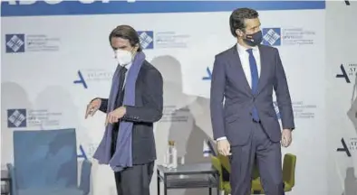  ?? FERNANDO VILLAR / EFE ?? (( Enfrentado­s - Aznar y Casado, en el acto en el que intervinie­ron ayer en Madrid.