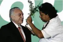  ?? Igo Estrela/PMDB Nacional ?? Homem que se disse pai de santo subiu ao palco de evento do PMDB e passou folhas de guiné em Temer