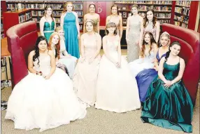  ?? PHOTO COURTESY OF LIFETOUCH NATIONAL STUDIOS ?? Lincoln’s 2021 Colors Day court posed in the high school library on Friday.