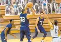  ?? RAFAEL SUANES ?? Navy senior guard Cam Davis takes a pull-up jumper in the lane.