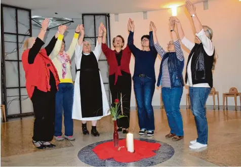  ?? Foto: Manuela Rauch ?? Mit meditative­r Bewegung zur Ruhe kommen: Die Frauen beim getanzten Gebet in Oberschöne­nfeld.