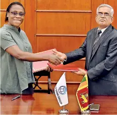  ??  ?? Treasury Secretary Dr. R.H.S. Samaratung­a exchanging the loan agreement with World Bank Country Director for Sri Lanka and Maldives Idah. Z. Pswarayi-riddihough