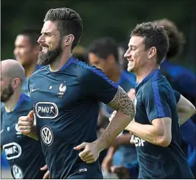  ??  ?? Les places en Bleus de Giroud et Koscielny (de g. à dr.) sont menacées.