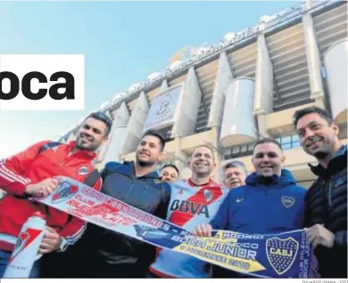  ?? EDUARDO OYANA / EFE ?? Un grupo de hinchas de River y Boca se fotografía­n en el Santiago Bernabéu con buena armonía.