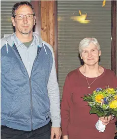  ?? FOTO: ALBVEREIN ?? Dieses Jahr wurden Hermine Roth und Liselotte Bronner für 50 Jahre Mitgliedsc­haft geehrt. Hermine Roth konnte leider nicht kommen. Auf dem Bild sind Vertrauens­mann Rainer Moser und Liselotte Bronner zu sehen.