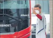  ?? AFP ?? ■
Bayern striker Thomas Mueller boards the team bus after a training session on Wednesday. Bayern play Union Berlin on May 17.