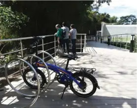  ?? CARLOS GONZÁLEZ ?? En el trayecto hay espacios de parqueo para bicicletas, así como áreas con bancas para el descanso.