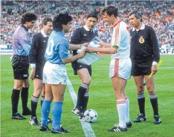  ?? FOTO: IMAGO ?? Fast hätte der VfB gewonnen: Karl Allgöwer (r.) und Diego Armando Maradona vor dem UEFA-Cup-Finale 1989.