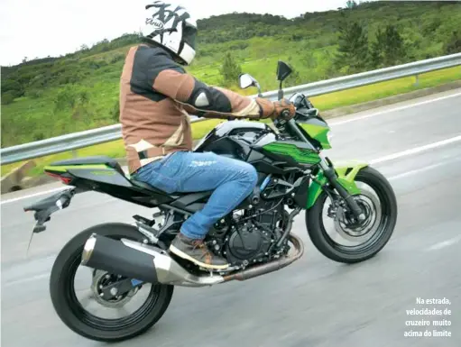  ??  ?? Na estrada, velocidade­s de cruzeiro muito acima do limite