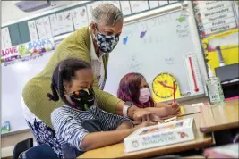  ?? SANTIAGO MEJIA — SAN FRANCISCO CHRONICLE, FILE ?? Joy Harrison instructs her second-graders at Carl B. Munck Elementary School in Oakland.
