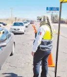  ?? ?? l Filas notables de vehículos se observaron ayer en la salida Poniente de la ciudad, que conduce a Bahía de Kino.