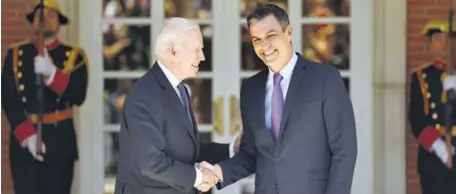  ?? E.P. ?? Joe Biden, recibido por Pedro Sánchez a su llegada a una reunión en el Palacio de La Moncloa en junio de 2022.