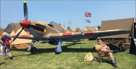  ?? XAVIER MÉAL ?? Le Hawker “Hurricane” du Dakota Territory Air Museum a été exposé “dans le contexte” au sein d’un camp de la Royal Air Force érigé par un groupe de reconstitu­eurs.