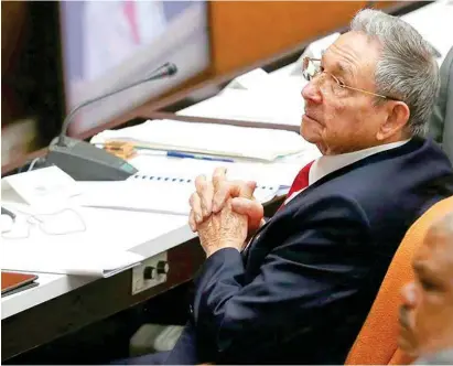  ??  ?? El hasta ayer, presidente Raúl Castro se mostró tranquilo durante la sesión de la Asamblea Nacional.