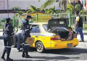  ??  ?? 3 Un taxista fue sancionado por sobrepasar la cantidad de personas en el vehículo.