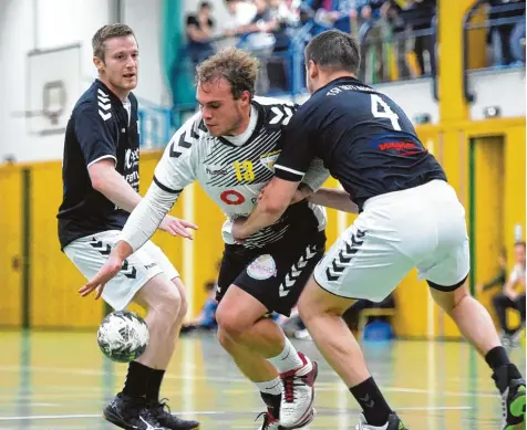  ?? Foto: Marcus Merk ?? Mit sieben Toren führte Gersthofen­s Spielmache­r Markus Walter (Mitte) seine Mannschaft zum 21:20 Erfolg im Derby gegen den TSV 1871 Augsburg.