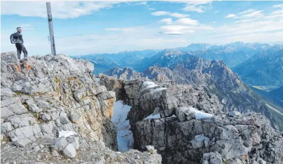  ?? FOTO: MICHAEL MUNKLER ?? Die Spalte quer über den Gipfel des Hochvogels vergrößert sich zunehmend. Dass es einen Felssturz geben wird, halten Experten für eine ausgemacht­e Sache.