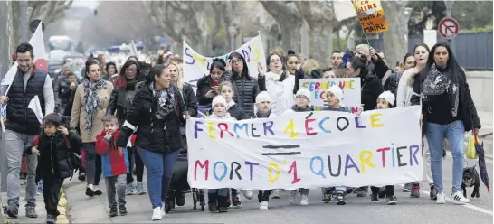  ?? Dominique Leriche) ?? Hier, les parents d’élèves et les enseignant­s ont de nouveau manifesté leur mécontente­ment quant à la fusion des établissem­ents scolaires.(Photos