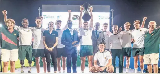  ??  ?? Above: Menlopark High School receives the trophy for SA’S Best Athletics School (Girls and Mixed Team Category) from ASA president Aleck Skhosana.