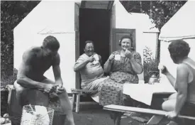  ?? FOTO: HEINE WOLFGANG/HELSINGFOR­S STADSMUSEU­M ?? Här har stadsborna byggt en sommarhydd­a av papp år 1935. Det var vanligt på den tiden.