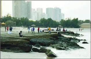  ?? Photo by Bassam Abu Shanab ?? People enjoying at the beach opposite Mahboula residentia­l area.