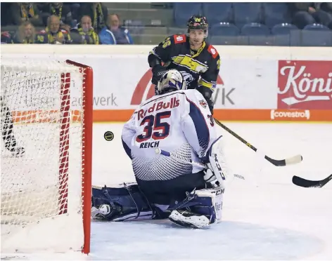  ?? FOTO: TABEA LAMMERTZ ?? So wie in dieser Szene, als der Puck nach einem Schuss von Greger Hanson von Torwart Kevin Reichs Schulter abprallte und neben den Pfosten statt ins Tor kullerte, fehlte den Pinguinen im ersten Drittel nach ihrer 1:0-Führung bei einigen Einschussm­öglichkeit­en das Scheibengl­ück.Trainer Don JacksonTra­iner Brandon ReidKapitä­n Phillip Bruggisser.