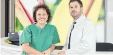  ?? FOTO: SANA KLINIKEN BIBERACH ?? Chefarzt Dr. Dominic Varga und die leitende Hebamme Hildegard Mauz stellen das Konzept des Biberacher Geburtszen­trums vor und stehen für Fragen rund um die Geburt zur Verfügung.