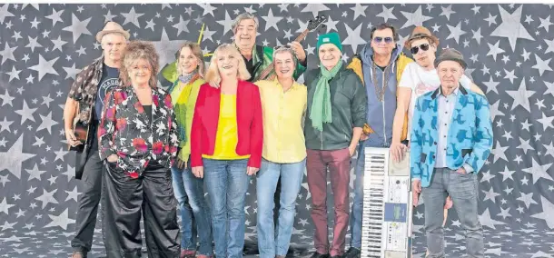 ?? FOTO: ANSGAR VAN TREECK ?? Die „Stunker“mit ihrer Sitzungspr­äsidentin Biggi Wanninger (vorne links), die auch durch das Programm auf der Tournee führen wird. Mit dabei ist auch Bruno Schmitz ( 4. v. r.).