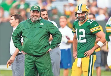  ?? JEFF HANISCH / USA TODAY SPORTS ?? Green Bay Packers head coach Mike McCarthy talks with quarterbac­k Aaron Rodgers.