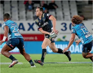  ?? PHOTO: GETTY IMAGES ?? Highlander­s co-captain Ben Smith finds himself shunted out on to the right wing for the team’s 11th round Super Rugby match against the Bulls in Pretoria.