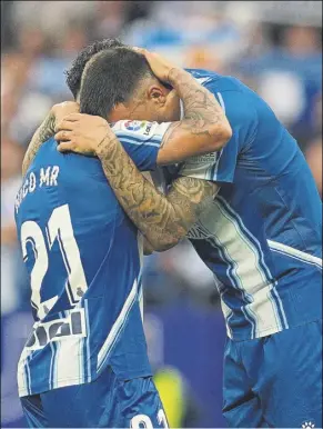  ?? Foto: EFE ?? Nico Melamed y Joselu, abrazados el domingo. El Espanyol necesita sumar de nuevo