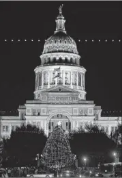  ?? KELLY WEST / AMERICAN-STATESMAN 2009 ?? Crowds gather on the south steps of the Capitol each year to sing during John Aielli’s Holiday Sing-Along before counting down to the lighting of the Capitol Christmas tree.