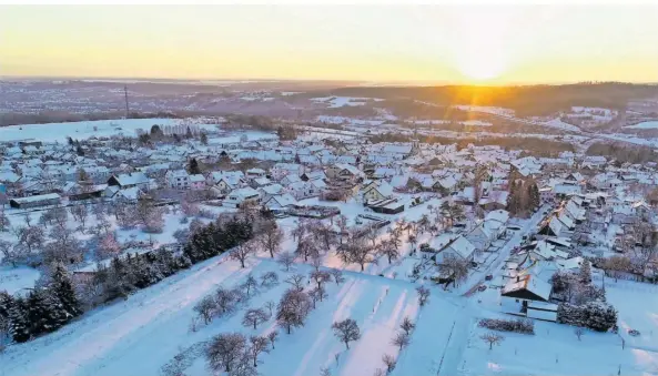  ?? FOTOS (2): HEIKO LEHMANN ?? Auersmache­r ist der zweitgrößt­e Ort der Gemeinde Kleinblitt­ersdorf, hier eine Winter-Aufnahme von oben.