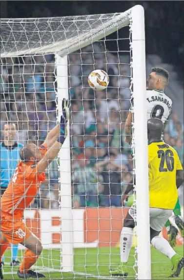  ??  ?? SANABRIA ABRIÓ EL MARCADOR. Tonny remató al larguero y luego acabó entrando la pelota.