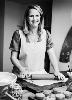  ??  ?? THIS PAGE AND OPPOSITE After putting her career on hold to look after her mother, Julie now inspires home bakers
to tap into their creative side and turn their baking into an art form. She finds inventive pastrywork most soothing