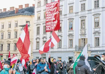  ??  ?? „Ob Corona, Rechtsextr­emismus oder Verschwöru­ngsmythen: Abstandhal­ten hilft“, steht auf einem Transparen­t der Kommunisti­schen Jugend auf dem Hauptplatz in Graz, wo Demonstran­ten dem Redner der Identitäre­n zujubelten. In Linz musste die Polizei am Montag in einem Café einschreit­en (unten).