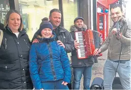  ??  ?? Paula Duthie, Tiree Beaton and Ralph Coutts with buskers Cornel and Remus Stana in Arbroath.