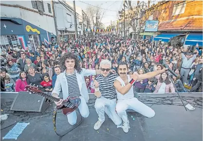  ??  ?? Queendom. El grupo que homenajea al de Freddie Mercury cerró la jornada en el escenario.