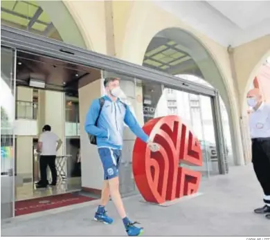  ?? CABALAR / EFE ?? Un futbolista del Fuenlabrad­a abandona el domingo el hotel donde han estado confinados en La Coruña.