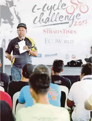  ?? PIX BY FARIZ ISWADI ISMAIL ?? New Straits Times C-Cycle Challenge commission­er Firdaus Arshad (right) and event manager Mohd Sanusi Kamarul Azaha giving a briefing at Eco World Gallery@Eco Grandeur in Puncak Alam yesterday.