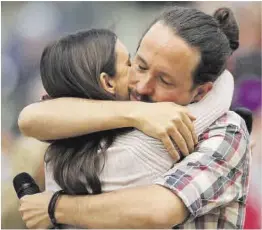  ?? Europa Press ?? Irene Montero y Pablo Iglesias se abrazan, ayer, en un acto electoral.