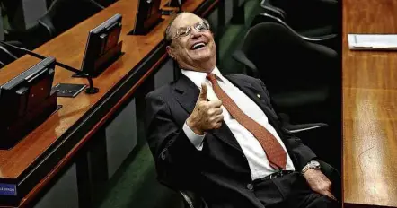  ?? Pedro Ladeira/Folhapress ?? O deputado federal Paulo Maluf (PP-SP), em sessão na Comissão de Constituiç­ão e Justiça da Câmara nesta terça (10) OPERAÇÃO EFICIÊNCIA