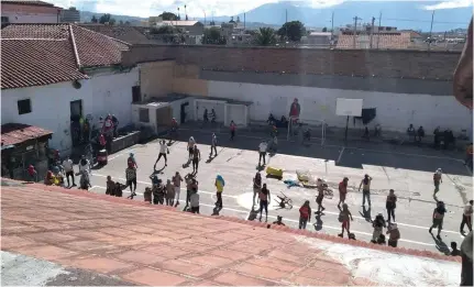  ??  ?? PROBLEMAS. Dentro de la cárcel de Ibarra, en lo que va de la pandemia, se han registrado amotinamie­ntos y hasta fugas. A esto, ahora se suman casos de coronaviru­s en los presos.