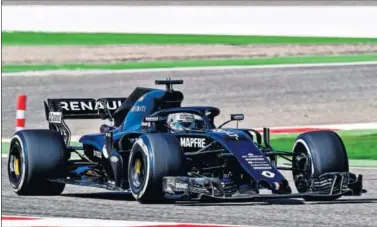  ??  ?? Fernando Alonso pilota el Renault RS18 en un test en el circuito de Bahréin el pasado 4 de noviembre.