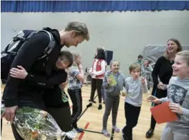  ??  ?? ENORMT POPULAER: Martin André Djupvik kastet seg rundt livet til Håvard Holmefjord Lorentzen da han fikk sjansen på Løvås skole.