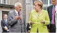  ?? Foto: Ditsch, dpa ?? Kanzlerin Merkel im Gespräch mit einem früheren Stasi Häftling.