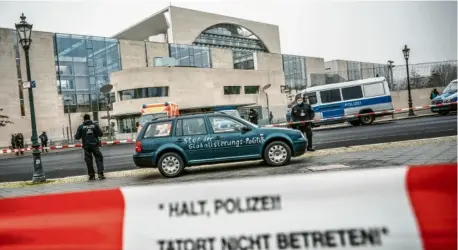  ?? Foto: Michael Kappeler, dpa ?? Protestbot­schaften waren auf dem Auto aufgedruck­t, mit dem ein 54‰Jähriger am Mittwochmi­ttag bis vor das Tor des Kanzleramt­s in Berlin gefahren war – wie vor sechs Jahren ...