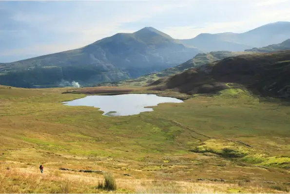  ??  ?? An enormous view begins to emerge. Standing centre, Elidir Fawr, despite intensive quarrying, retains its grandeur.